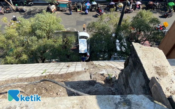 Thumbnail Pasca Ambrol dan Timbulkan Korban, DPRD Kota Malang Minta Tembok Pasar Besar Dibongkar