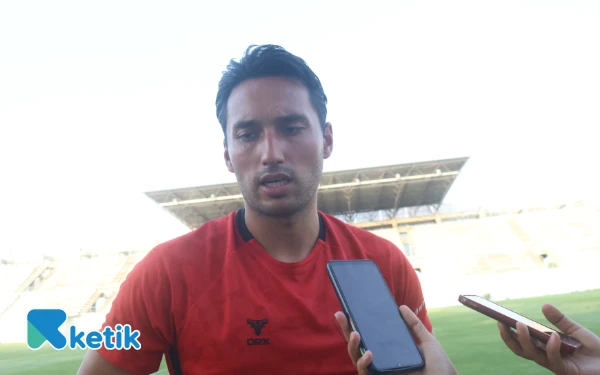 Thumbnail Berita - Ezra Walian Bertahan di Persik Kediri, Bidik Lima Besar Liga 1 Musim 2025-2026