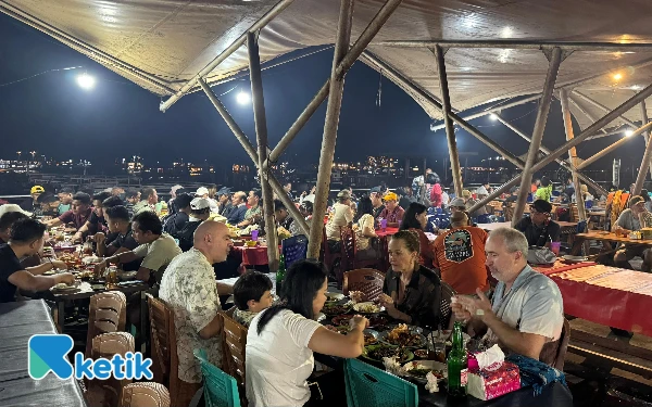 Thumbnail Berita - Warung Seafood Terbaik di Labuan Bajo, "Laros" Kuliner Kampung Ujung