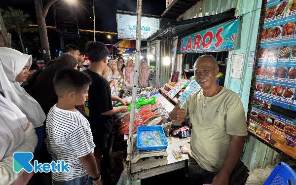 Thumbnail Berita - Sosok Pemilik Warung Seafood Terbaik Kampung Ujung Labuan Bajo, Pakde Laros Oseng Banyuwangi