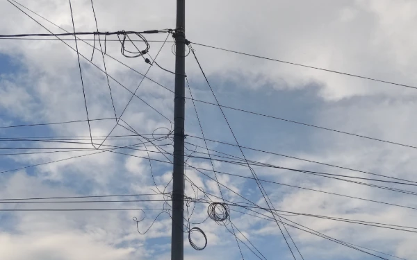 Thumbnail Berita - Jual Beli Internet Ilegal Tumbuh Subur di Tuban, Modal Numpang Pasang Kabel di Tiang PJU dan Telkom