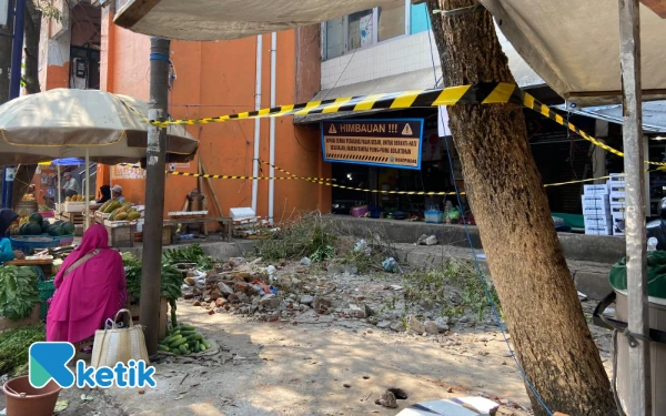 Thumbnail Pedagang Pasar Besar Malang Diimbau Tak Berjualan di Area Runtuhan Tembok Pembatas