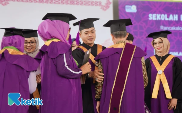 Thumbnail 1.500 Lansia Diwisuda, Bupati Bandung: Belajar adalah Proses Seumur Hidup