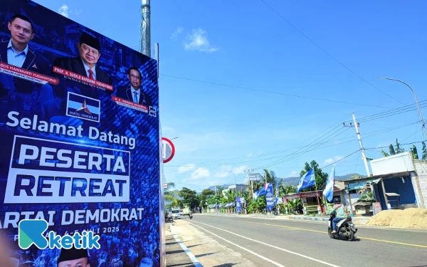 Thumbnail Retreat Demokrat di Pacitan, Atribut Penyambutan Hiasi Sejumlah Titik Strategis