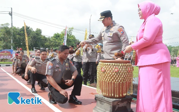 Thumbnail Tangis Haru dan Rasa Syukur Warnai Upacara Kenaikan Pangkat di Polres Blitar