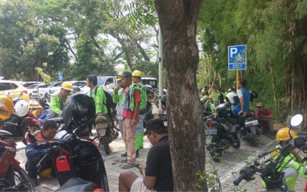 Thumbnail Ratusan Buruh Kebersihan Tertahan di Area Gerbang Masuk Pabrik PT Semen Indonesia