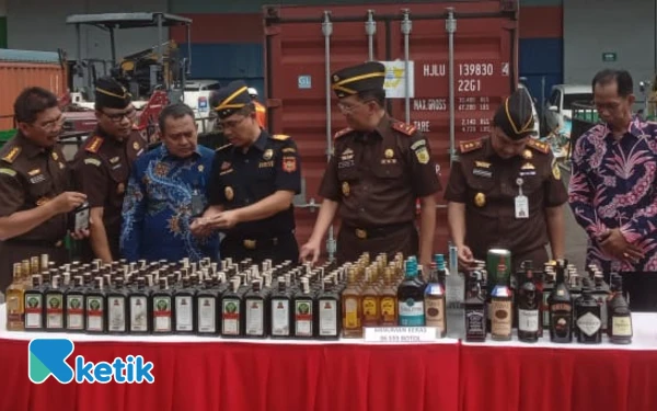 Thumbnail 36.555 Botol Miras Dimusnahkan Kejati Jatim dan Bea Cukai