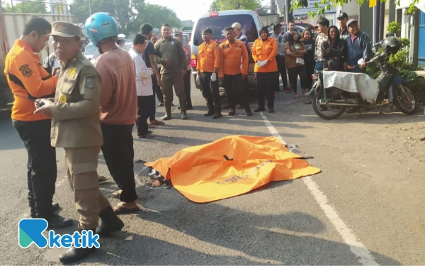 Thumbnail Innalillahi... Pasutri Surabaya Kecelakaan Tragis, Istri Meninggal di Lokasi