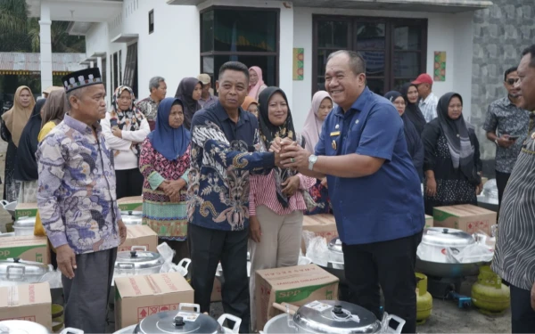 Thumbnail Bupati Asahan Serahkan Fasilitas Bansos Pembangunan Ekonomi Masyarakat Anggaran 2025