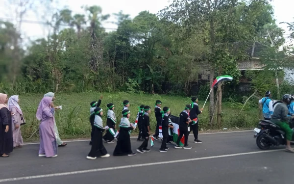 Thumbnail Berita - Karnaval Madrasah Ibtidaiyah di Sumenep Suarakan Kemerdekaan Palestina