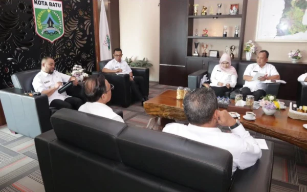 Thumbnail Perkuat Iklim Investasi, Wali Kota Batu Permudah Perizinan Berusaha  ‎