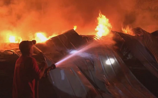 Thumbnail Berita - Gudang Penyimpanan Rongsokan Terbakar, Truk dan 5 Kambing Ikut Terpanggang