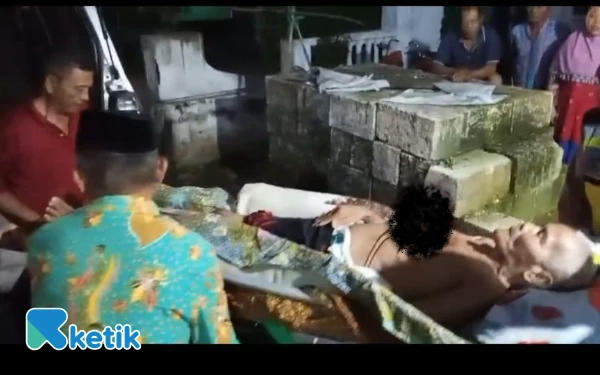 Thumbnail Berita - Diduga Depresi karena Sakit Menahun, Kakek di Jombang Tusuk Dada Sendiri dengan Pisau Dapur