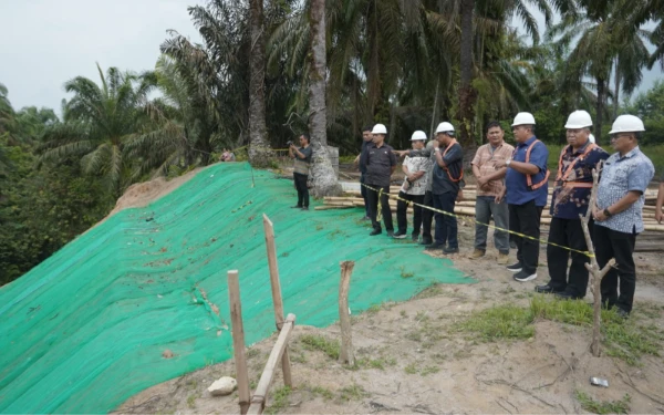 Thumbnail Gerak Cepat! Bupati Asahan Tinjau Jalan Longsor dan Progres Perbaikan Infrastruktur di Kecamatan BP Mandoge