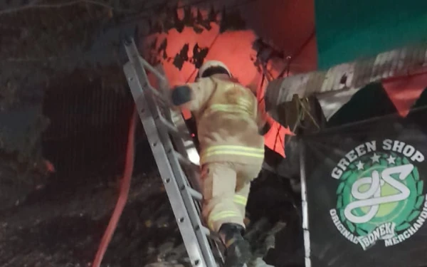 Thumbnail Korsleting Listrik, Rumah di Jalan Tambaksari Surabaya Hangus Terbakar