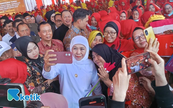 Thumbnail Gubernur Khofifah Salurkan BLT Rp5,57 Miliar untuk 4.207 Buruh Rokok di Surabaya