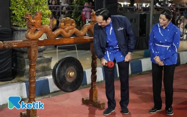 Thumbnail Gong Ditabuh! Festival Ronthek Pacitan KEN 2025 Resmi Dibuka oleh EBY