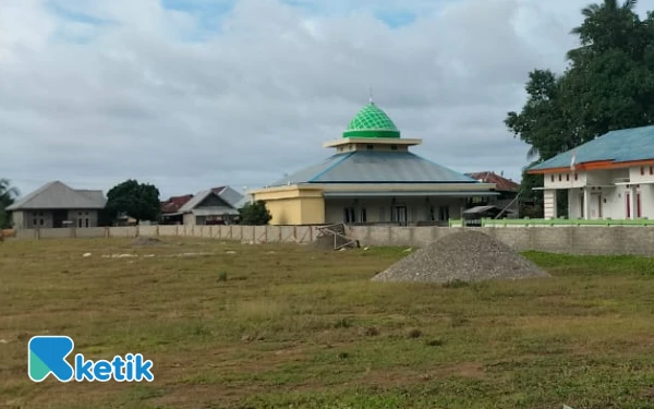 Thumbnail Desa Sambiki Halmahera Selatan Bangun Pagar Lapangan Sepak Bola Pasir Emas