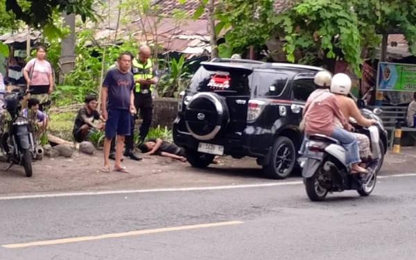 Thumbnail Berita - Viral Foto Diduga Pemukulan oleh Polantas Jombang, Remaja Pingsan di Jalan Raya