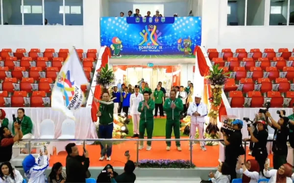 Thumbnail Kota Surabaya Resmi Terima Bendera Pataka Tuan Rumah Porprov X Jatim 2027