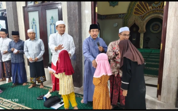 Thumbnail Berita - Peringati 10 Muharram, Masjid Besar Al Ikhlas Lenteng Sumenep Rutin Gelar Santunan Yatim dan Dhuafa