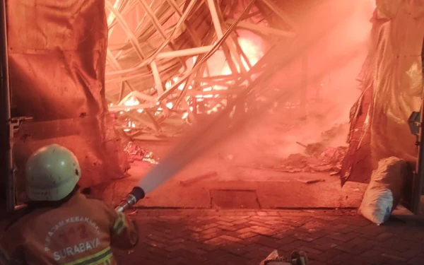 Thumbnail Gudang Mebel di Surabaya Dilalap Si Jago Merah, Merembet ke Kamar Kos