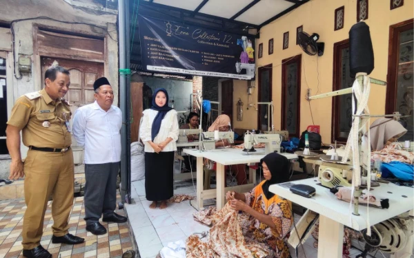 Thumbnail Berita - Polemik Ongkos Jahit Seragam Gratis di Jombang, Disidak Wabup Data Pagu Anggaran Tak Seragam