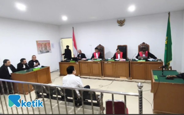 Thumbnail Eksepsi Ditolak, Bos Sawit Afen dan Kades Bahtiyar Lanjut Disidang Kasus Korupsi Rp 61 Miliar