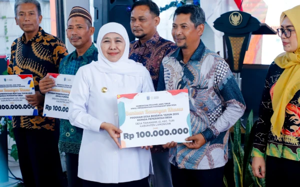 Thumbnail Gubernur Khofifah Bagikan Bansos Senilai Rp8,397 Miliar kepada Masyarakat Lamongan
