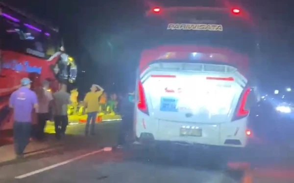 Thumbnail BREAKING: Kecelakaan Beruntun Libatkan 3 Bus Terjadi di Tol Malang-Gempol