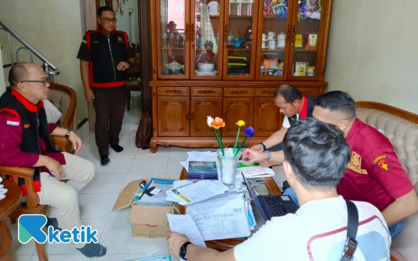 Thumbnail Kejati Sumsel Geledah Rumah Tersangka Kasus Korupsi Pasar Cinde, Mobil Pajero hingga Berkas Diamankan