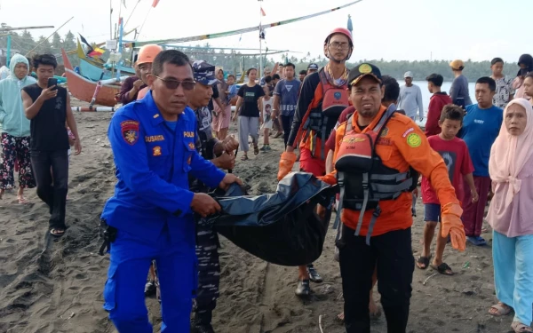 Thumbnail Dua Jenazah Ditemukan Nelayan di Selat Bali, Total Korban Tenggelam KMP Tunu Pratama Jaya Capai 12 Orang