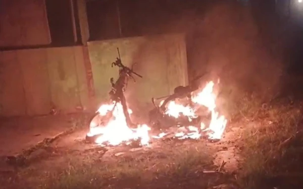 Thumbnail Berita - Misteri Motor Terbakar di Ploso Jombang, Polisi Masih Telusuri Pemiliknya