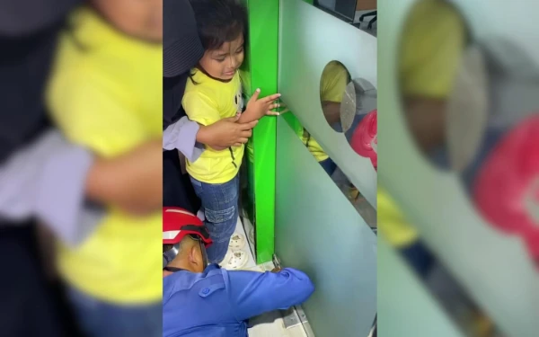 Thumbnail Berita - Damkar Selamatkan Jari Anak yang Terjepit Pintu Kantor Pegadaian Pacitan