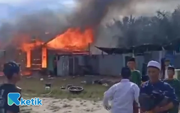 Thumbnail Berita - Lagi, 6 Pintu Asrama Pesantren Darulfalah Alzamzamiyah Gunung Lagan Terbakar