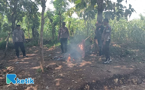 Thumbnail Tegas! Kapolsek Sokobanah di Sampang Bakar Area Judi Sabung Ayam