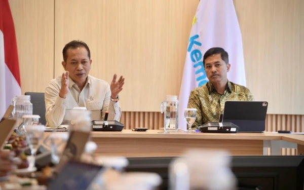 Thumbnail Pemerintah Sediakan Klinik dan Apotek Desa di 103 Lokasi Mockup Kopdes Merah Putih