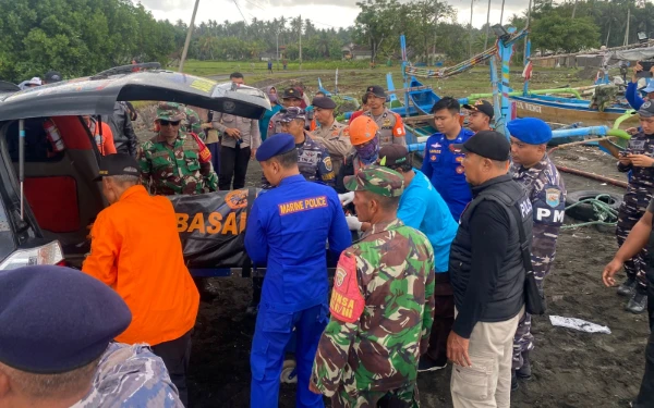Thumbnail 3 Jenazah Penumpang KMP Tunu Pratama Jaya Ditemukan, Korban Meninggal Bertambah