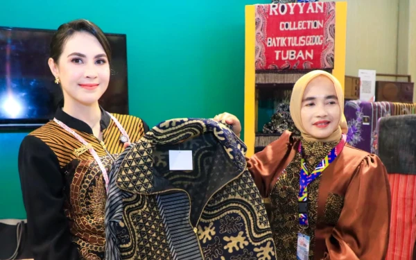Thumbnail Kunjungi Booth Dekranasda Jatim, Arumi Promosikan Batik Gedog Tuban