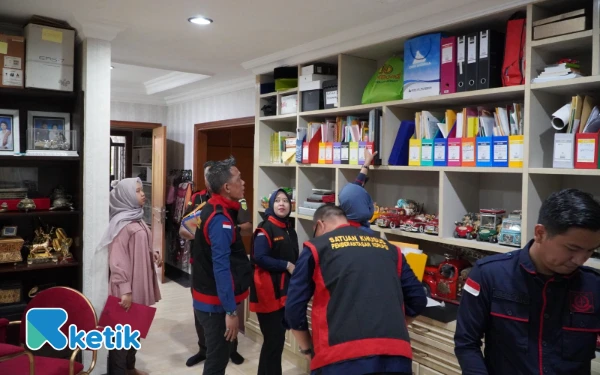 Thumbnail Kejati Sumsel Sita Dokumen dari Rumah Tersangka Alex Noerdin dalam Kasus Korupsi Pasar Cinde