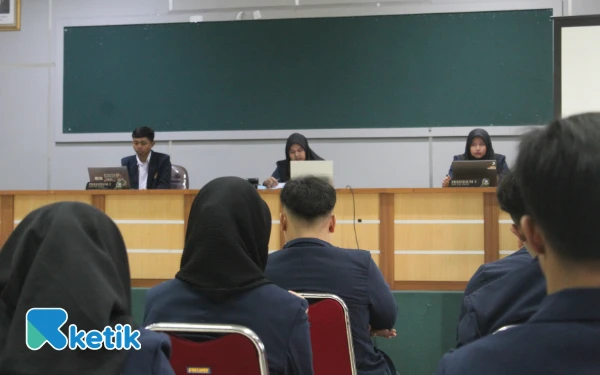 Thumbnail Permawa Disahkan, PKKMB FEB Unesa 2025 Diharapkan Lahirkan Mahasiswa Baru yang Kritis