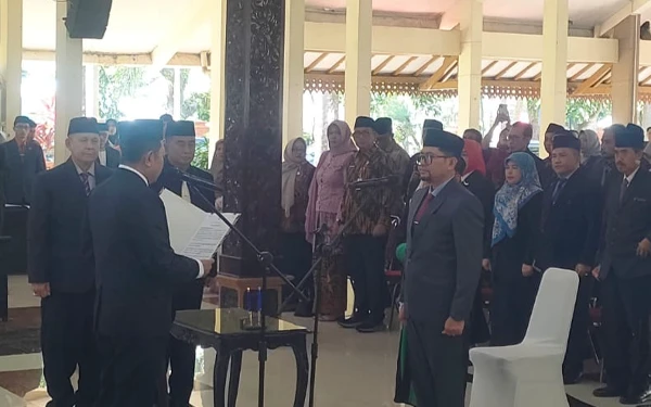 Thumbnail Berita - Dr Fathur Rozi Dilantik Jadi Sekda Bondowoso, Bupati Serukan Pembaruan Birokrasi yang Adaptif dan Melayani