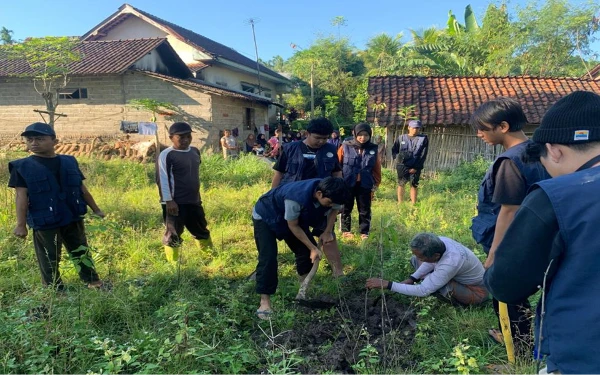 Thumbnail Berita - Mahasiswa UINSA dan Warga Nogosari Bondowoso Berkolaborasi Tanam Pohon Buah