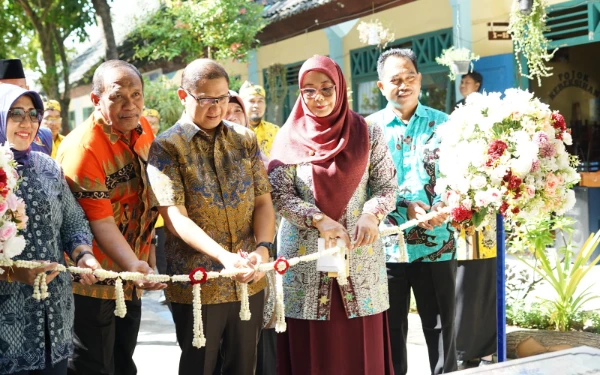 Resmikan DT Mart Lestari dan Studio Jendela DT, Kepala Dinas Pendidikan Jatim Apresiasi SMAN 1 Soko