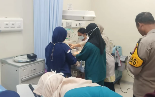 Thumbnail Penjual Rujak di Pakal Surabaya Temukan Bayi Berusia 7 Hari Dalam Tas Kresek, Dikira Anak Kucing