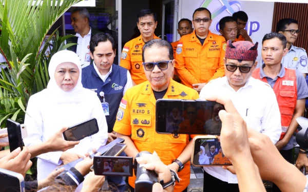 Thumbnail Gubernur Khofifah Serahkan Santunan kepada Ahli Waris Korban Tragedi KMP Tunu Pratama Jaya