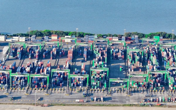 Thumbnail Kunjungan Kapal Peti Kemas ke Terminal Teluk Lamong Naik 3,6 Persen