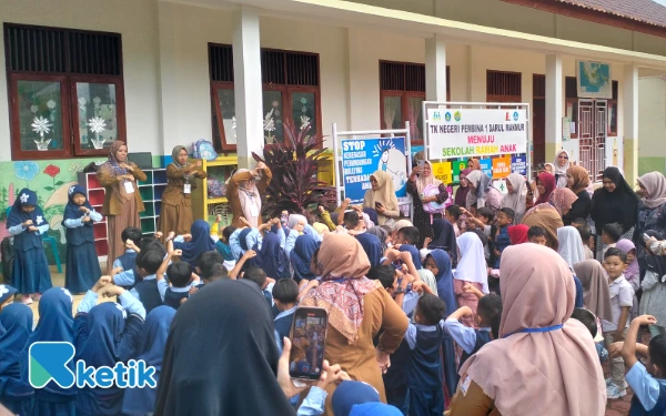 Thumbnail Berita - MPLS TK Negeri Pembina 1 Darul Makmur, Orang Tua Antusias Antar Anaknya di Hari Pertama Sekolah