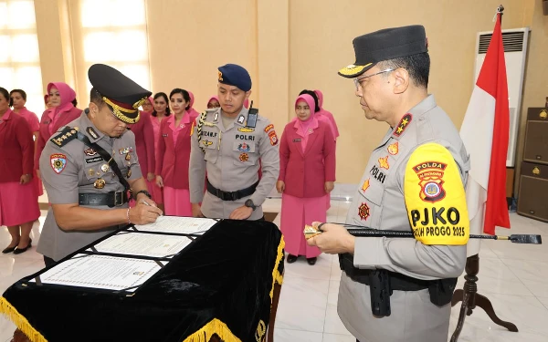 Thumbnail Berita - Kapolda DIY Pimpin Sertijab, Tiga Pejabat Utama Polda DIY Berganti