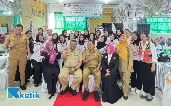 Thumbnail Berita - Lewat DBHCHT, Disnaker Kabupaten Blitar Cetak Tenaga Kerja Profesional Lewat Pelatihan MUA Bersertifikat